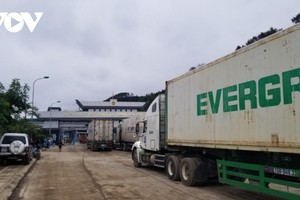 Khu vực lối mở Nà Đoỏng, cửa khẩu Trà Lĩnh (thị trấn Trà Lĩnh, huyện Trùng Khánh, Cao Bằng) vẫn có nhiều phương tiện ùn ứ.