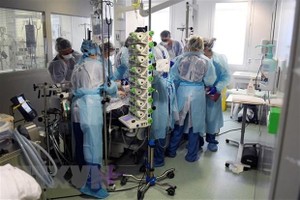 Nhân viên điều trị cho bệnh nhân COVID-19 tại bệnh viện ở Marseille, Pháp. (Ảnh: AFP/TTXVN).