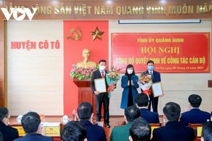 Phó Bí thư Tỉnh uỷ Quảng Ninh Trịnh Thị Minh Thanh chúc mừng 2 cán bộ vừa được điều động.