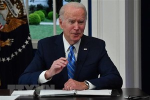 Tổng thống Mỹ Joe Biden dự một cuộc họp với các quan chức cấp cao tại Nhà Trắng ở Washington DC.. (Ảnh: AFP/TTXVN).