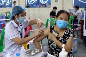 Người dân phường Kim Tân, thành phố Lào Cai, tiêm vaccine phòng chống COVID-19. (Ảnh: Quốc Khánh/TTXVN).