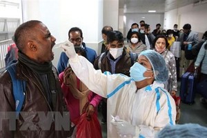 Nhân viên y tế lấy mẫu xét nghiệm COVID-19 cho người dân tại Bhopal, Ấn Độ. (Ảnh: THX/TTXVN).