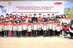 Đoàn đại diện Dai-ichi Life Việt Nam cùng các thầy cô và các em học sinh trong buổi lễ Khánh thành Công trình cải tạo trường PTDTNT Tiểu học Xín Cái, Hà Giang.