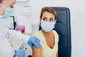 Vaccine là công cụ hiệu quả nhằm kiểm soát đại dịch Covid-19 (Ảnh: Getty).