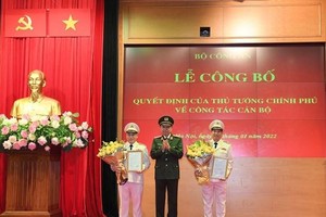 Bộ trưởng Tô Lâm trao Quyết định bổ nhiệm chức vụ Thứ trưởng Bộ Công an đối với Thiếu tướng Lê Văn Tuyến và Thiếu tướng Nguyễn Văn Long. (Nguồn: congan.com.vn).