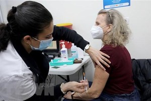 Tiêm vaccine ngừa COVID-19 cho người dân tại Modiin, Israel, ngày 12/1/2022. (Ảnh: THX/TTXVN).