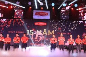 Ban Lãnh đạo Cấp cao Dai-ichi Life Việt Nam chào mừng 15 năm thành lập công ty.