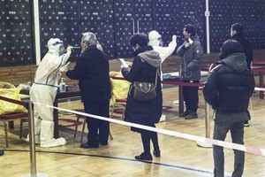 Người dân lấy mẫu xét nghiệm COVID-19 tại thủ đô Bắc Kinh, Trung Quốc. (Ảnh: THX/TTXVN).