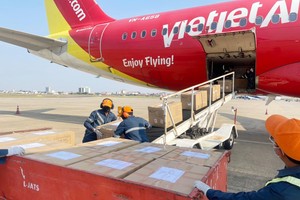 Vietjet vận chuyển miễn phí nửa triệu liều vắc xin Covid-19 Việt Nam tặng Lào