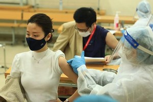 Tiêm vaccine phòng COVID-19 mũi 3 cho người dân. (Ảnh: Hoàng Hiếu/TTXVN).