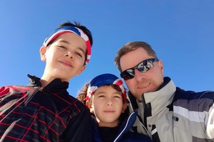 Lời chào nồng ấm từ Tim và các con tới độc giả Báo Đầu tư Chứng Khoán nhân dịp xuân mới.