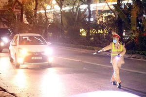 Tổ công tác Y6/141 dừng xe kiểm tra các phương tiện có biểu hiện vi phạm trật tự an toàn giao thông tại phố Giảng Võ-Cát Linh. (Ảnh: Phạm Kiên/TTXVN).