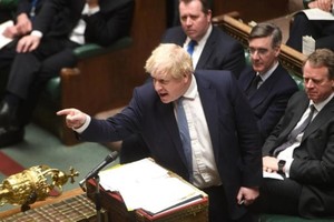 Thủ tướng Anh Boris Johnson vẫn đối mặt với sức ép rất lớn từ bê bối tiệc tùng. (Ảnh: The Guardian).