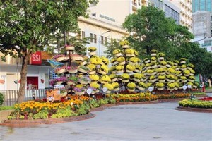 Tiểu cảnh tầng tầng, lớp lớp hoa tươi tạo điểm nhấn ấn tượng ven lối đi trên Đường hoa Nguyễn Huệ Tết Nhâm Dần 2022. (Ảnh: Mỹ Phương/TTXVN).