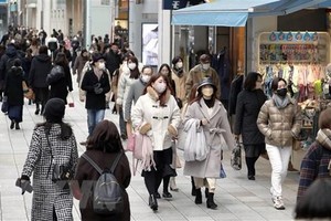 Người dân đeo khẩu trang phòng dịch COVID-19 tại Tokyo, Nhật Bản, ngày 30/1/2022. (Ảnh: Kyodo/ TTXVN).