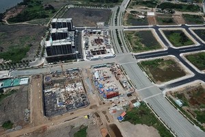 Việc Công ty Bình Minh bỏ cọc trúng đấu giá đất ở Thủ Thiêm, và trước đó là Tập đoàn Tân Hoàng Minh đã bộc lộ những "kẽ hở” trong các quy định về đấu giá quyền sử dụng đất.