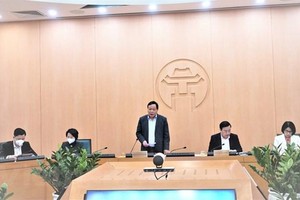 Phó Bí thư Thành ủy Hà Nội Nguyễn Văn Phong phát biểu tại cuộc họp của Ban Chỉ đạo phòng, chống dịch COVID-19 thành phố với các quận, huyện. (Ảnh: PV/Vietnam+).