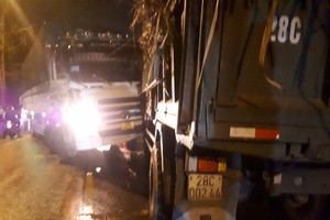 Vụ tai nạn làm đoạn đường ách tắc hơn 1 tiếng đồng hồ.