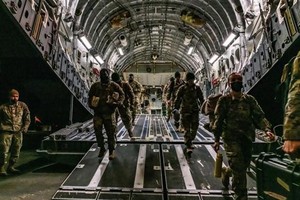 Nhóm binh sỹ tăng cường của Mỹ tới thành phố Wiesbaden (Đức) ngày 4/2/2022 - động thái liên quan đến cuộc khủng hoảng Ukraine. (Ảnh: AFP/TTXVN).