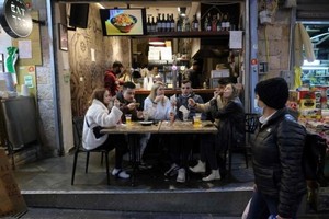 Pháp gần như đã quay lại cuộc sống bình thường trước đại dịch. Ảnh: Le Monde