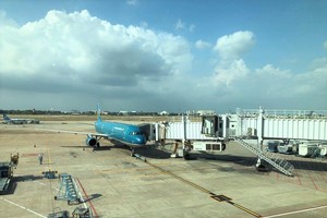 Chuyến bay quốc tế thường lệ đầu tiên được nối lại sau khi Việt Nam dỡ bỏ hạn chế tần suất bay quốc tế là VN675 do Vietnam Airlines thực hiện từ TP HCM đi Kuala Lumpur (Malaysia).