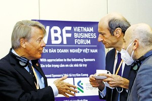 Các đại biểu trao đổi bên lề VBF. Ảnh: Đức Thanh.