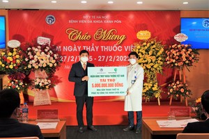 Ông Hồng Quang – Thành viên HĐQT, Chủ tịch Công đoàn đại diện Vietcombank (bên trái) trao tặng 5 tỷ đồng mua sắm trang thiết bị phục vụ công tác khám chữa bệnh cho Bệnh viện Đa khoa Xanh Pôn.