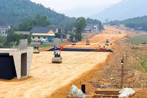 Thi công cao tốc Bắc - Nam, đoạn Quốc lộ 45 - Nghi Sơn.