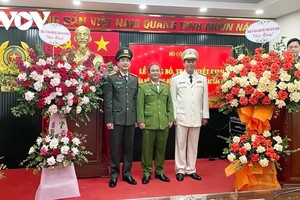 Đại tá Trần Đình Chung (mặc lễ phục trắng) tại lễ công bố quyết định điều động công tác.