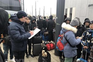 Các cơ quan đại diện Việt Nam hỗ trợ các thủ tục, giấy tờ cần thiết cho kiều bào nhập cảnh, quá cảnh. (Ảnh: TTXVN phát).