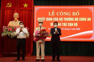 Ông Lương Nguyễn Minh Triết (ngoài cùng bên phải) - Phó Bí thư Thường trực Thành ủy Đà Nẵng tặng hoa chúc mừng tân Phó Giám đốc Công an thành phố.