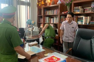 Cơ quan điều tra khám xét nơi làm việc và nhà ông Long. (Ảnh: CAĐN)