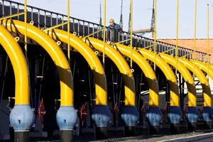 Một nhân viên kiểm tra đường ống khi đốt Yamal-Europe gần Minsk, Belarus hồi năm 2016 (Ảnh: Reuters).