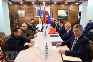 Phái đoàn Ukraine (trái) và Nga tại cuộc đàm phán ở vùng Brest, Belarus ngày 7/3/2022. (Ảnh: AFP/TTXVN)