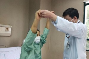 Bác sĩ hướng dẫn bệnh nhân tập luyện hậu Covid. (Ảnh: KT)