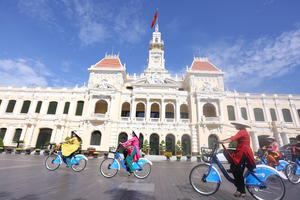 Loại hình xe đạp công cộng tại Thành phố Hồ Chí Minh cũng đang được người dân đón nhận nhiệt tình. (Ảnh: CTV/Vietnam+).