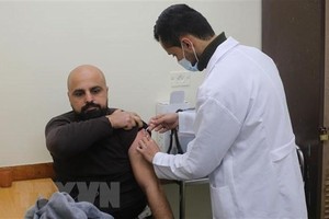 Nhân viên y tế tiêm vaccine phòng COVID-19 cho người dân tại Rafah, Dải Gaza, ngày 20/3/2022. (Ảnh: THX/TTXVN).