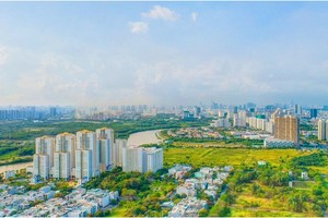 View nhìn từ Viva Plaza về phía trung tâm Phú Mỹ Hưng và quận 1.