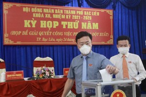 Đại biểu HĐND thành phố Bạc Liêu bỏ phiếu bãi nhiệm đại biểu HĐND thành phố đối với ông Lê Chí Hưởng tại kỳ họp thứ 5.