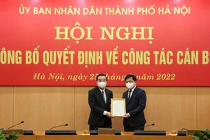 Chủ tịch UBND TP Hà Nội Chu Ngọc Anh trao Quyết định cho ông Trương Việt Dũng.
