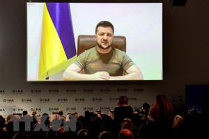 Tổng thống Ukraine Volodymyr Zelensky trong bài phát biểu qua video được gửi tới hội nghị quốc tế Diễn đàn Doha ở Qatar. (Ảnh: AFP/TTXVN).