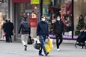 Người dân mua hàng tại London, Anh. (Ảnh: AFP/TTXVN).