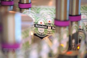Biểu tượng Heineken tại dây chuyền sản xuất bia ở Schiltigheim, miền đông nước Pháp. (Ảnh: AFP/TTXVN)