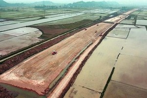 Công trường cao tốc Bắc-Nam phía Đông đoạn Nghi Sơn-Diễn Châu, những ngày giáp Tết Nguyên đán 2022. (Ảnh: Huy Hùng/TTXVN).