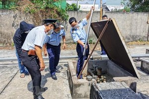 Kiểm tra, lấy mẫu xăng để kiểm nghiệm chất lượng. (Ảnh minh họa: TTXVN)