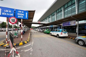 Giá vé ôtô vào sân bay có sự khác biệt giữa các cảng hàng không. (Ảnh: CTV/Vietnam+).