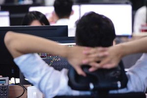 Các cổ phiếu nóng, giá tăng giảm theo mô hình cây thông vốn nhiều rủi ro sẽ càng trở nên mong manh...