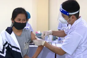 Học sinh huyện Thanh Liêm, tỉnh Hà Nam tiêm phòng vaccine phòng Covid-19 (Ảnh: Đức Văn).