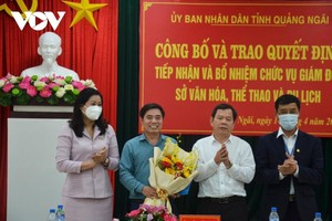 Ông Nguyễn Tiến Dũng (thứ hai từ trái sang) - tân Giám đốc Sở Văn hóa, Thể thao và Du lịch tỉnh Quảng Ngãi.