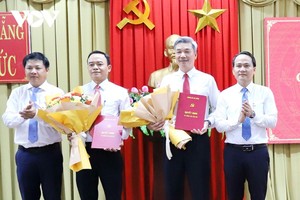 Ông Lương Nguyễn Minh Triết (ngoài cùng bên trái), Phó Bí thư Thường trực Thành ủy Đà Nẵng trao Quyết định bổ nhiệm Phó Trưởng Ban Tổ chức Thành ủy cho ông Nguyễn Trọng Hùng (thứ 2 từ trái sang) và Quyết định nghỉ hưu cho ông Nguyễn Viết Hùng (thứ 3 từ trái sang).